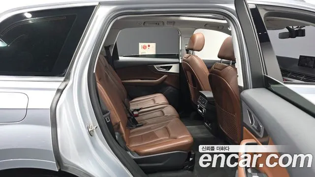 Audi Q7 2019 thumb 10