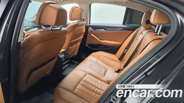 BMW 5-Series 2020 thumb 11