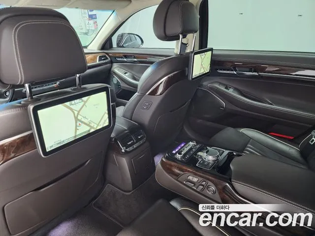 Genesis G90 2017 thumb 10
