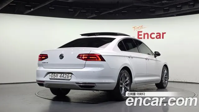 Volkswagen Passat (North America and China) 2018 thumb 2