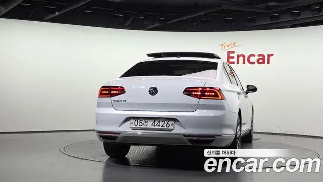 Volkswagen Passat (North America and China) 2018 thumb 4