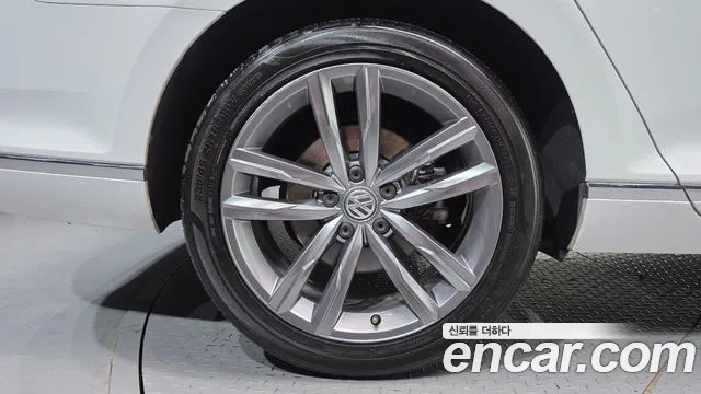Volkswagen Passat (North America and China) 2018 thumb 5