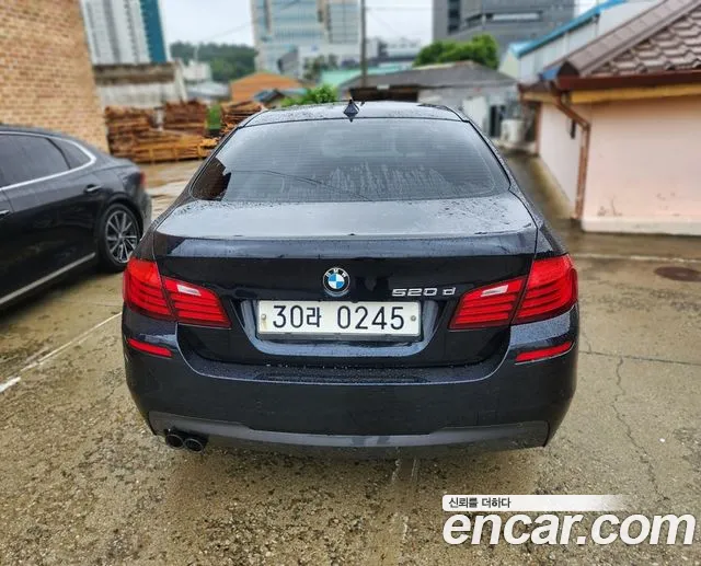BMW 5-Series 2015 thumb 12