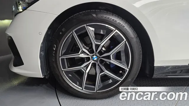 BMW 5-Series 2024 thumb 5