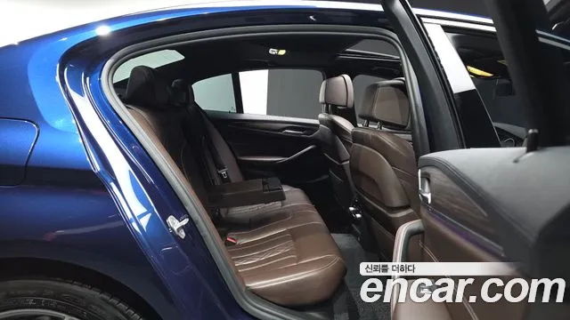 BMW 5-Series 2017 thumb 12