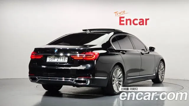BMW 7-Series 2016 thumb 2