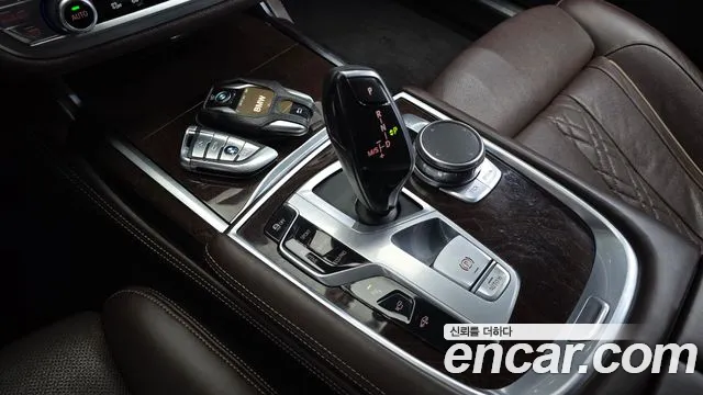BMW 7-Series 2016 thumb 9