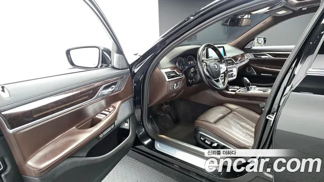 BMW 7-Series 2016 thumb 10