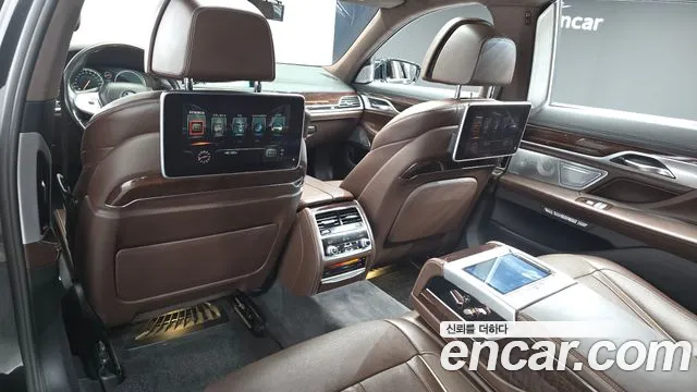 BMW 7-Series 2016 thumb 11