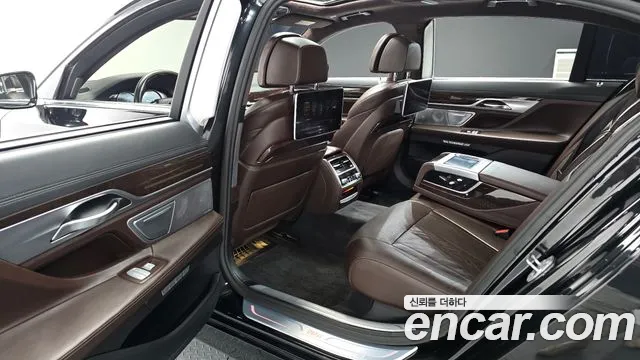 BMW 7-Series 2016 thumb 12