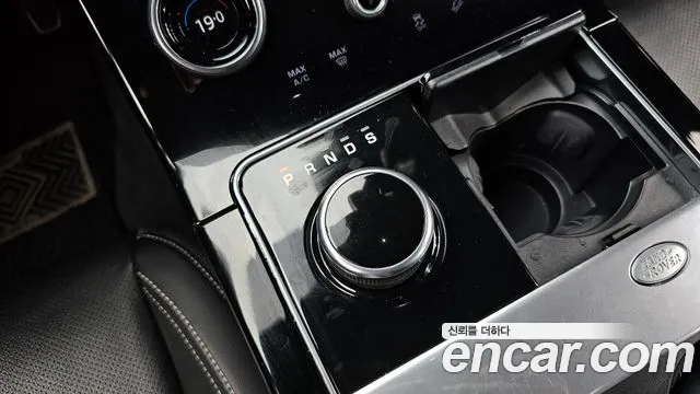 Land Rover Range Rover Velar 2019 thumb 9