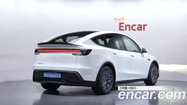 Tesla Model Y 2026 thumb 2