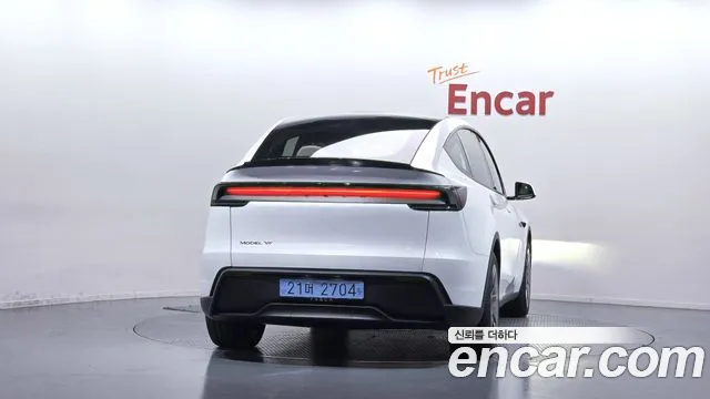 Tesla Model Y 2026 thumb 4