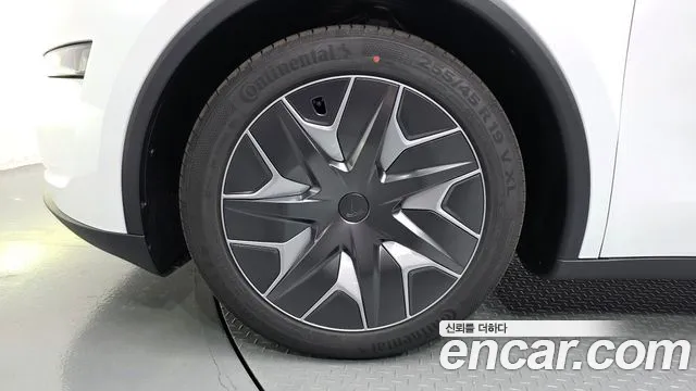 Tesla Model Y 2026 thumb 5