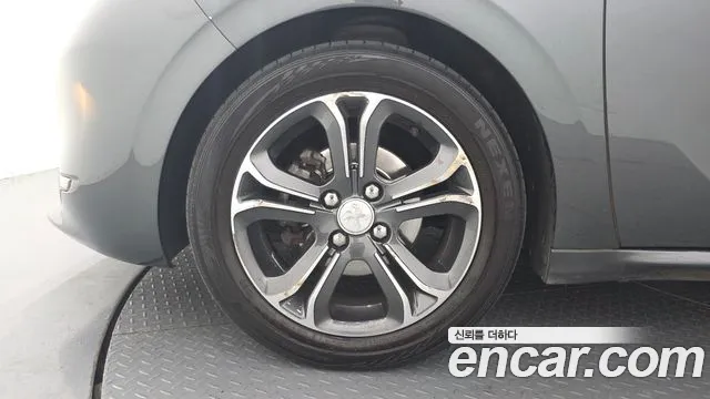 Peugeot 208 2014 thumb 5