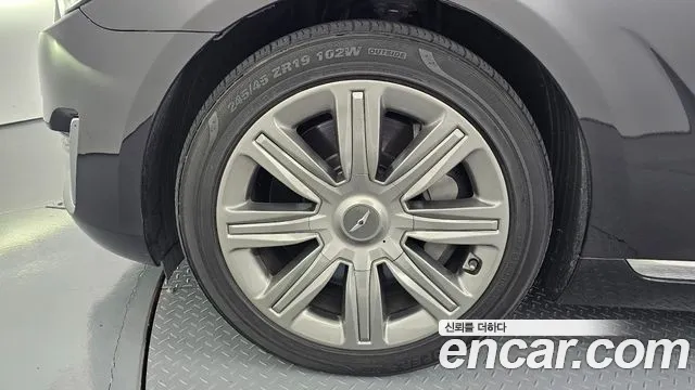 Genesis G90 2018 thumb 4