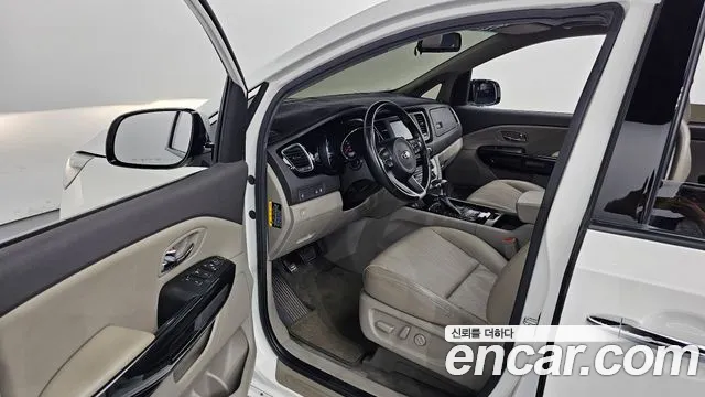 Kia Carnival 2016 thumb 10