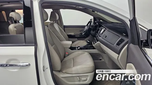 Kia Carnival 2016 thumb 11