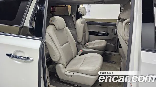 Kia Carnival 2016 thumb 12