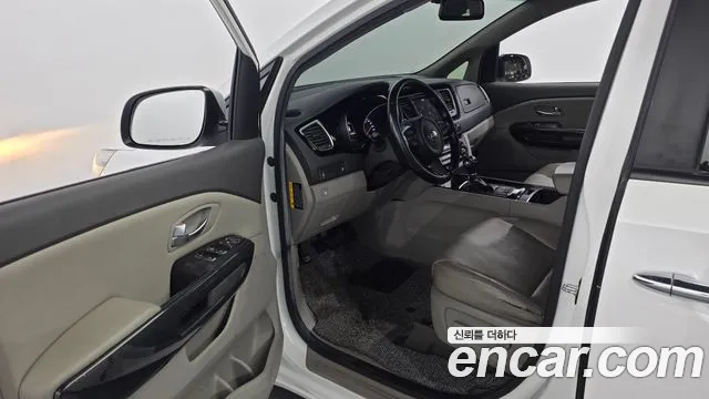 Kia Carnival 2014 thumb 10