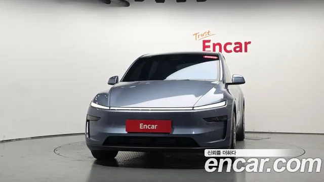 Tesla Model Y 2026 thumb 2