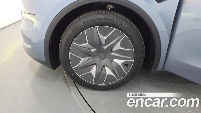 Tesla Model Y 2026 thumb 4