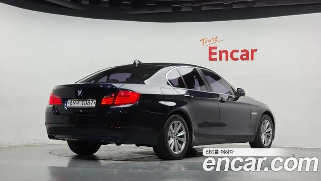 BMW 5-Series 2010 thumb 2