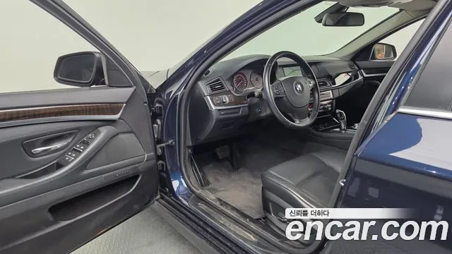 BMW 5-Series 2010 thumb 10