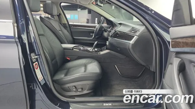 BMW 5-Series 2010 thumb 11