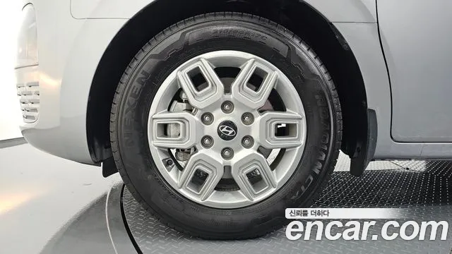 Hyundai Staria 2025 thumb 4