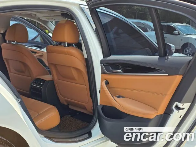 BMW 5-Series 2017 thumb 9