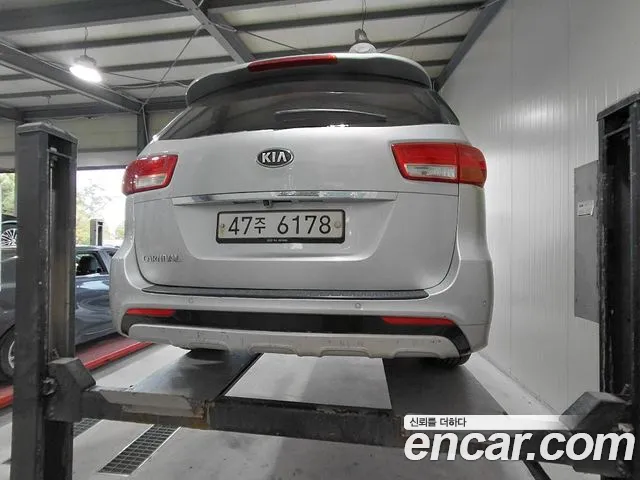 Kia Carnival 2017 thumb 2