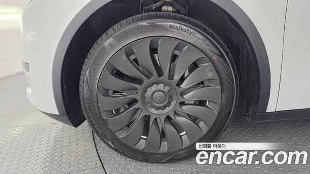 Tesla Model Y 2023 thumb 4