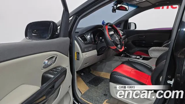 Kia Carnival 2015 thumb 10