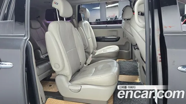 Kia Carnival 2015 thumb 11