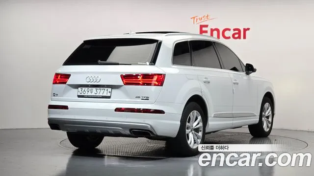 Audi Q7 2019 thumb 2