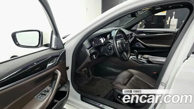 BMW 5-Series 2018 thumb 10
