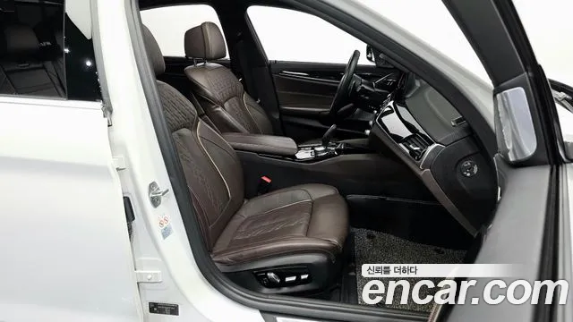 BMW 5-Series 2018 thumb 11