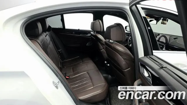 BMW 5-Series 2018 thumb 12