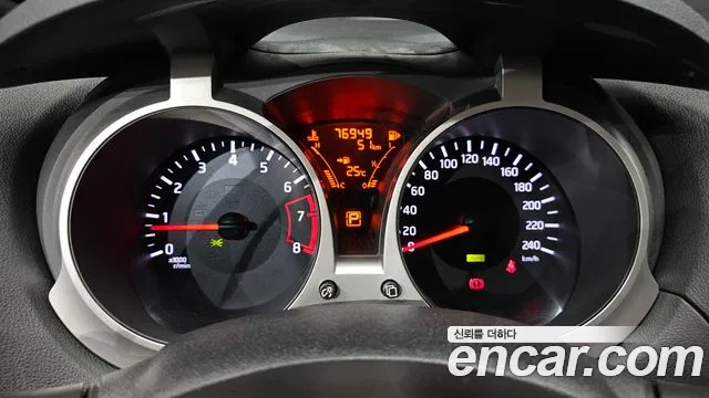 Nissan Juke 2015 thumb 8