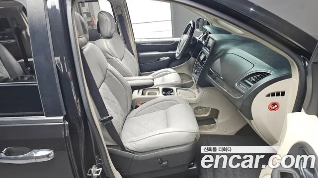Chrysler Grand Voyager 2014 thumb 10