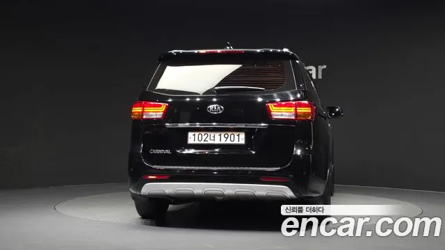 Kia Carnival 2018 thumb 4