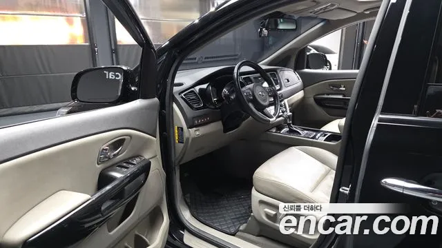 Kia Carnival 2018 thumb 10