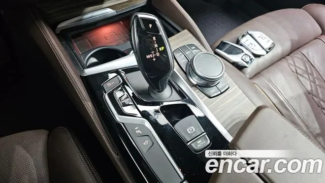 BMW 5-Series 2017 thumb 9