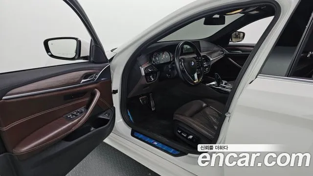 BMW 5-Series 2017 thumb 10