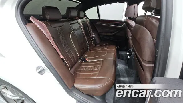 BMW 5-Series 2017 thumb 11