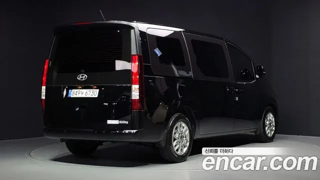 Hyundai Staria 2025 thumb 2