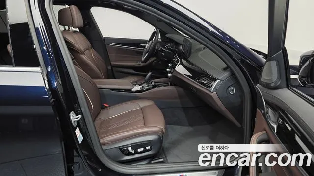 BMW 5-Series 2022 thumb 11