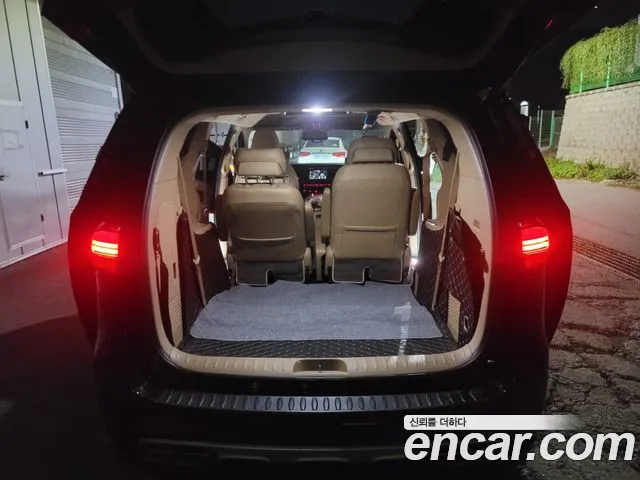 Kia Carnival 2015 thumb 10