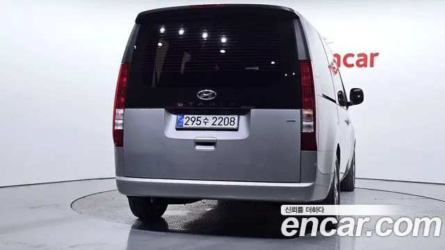 Hyundai Staria 2023 thumb 4
